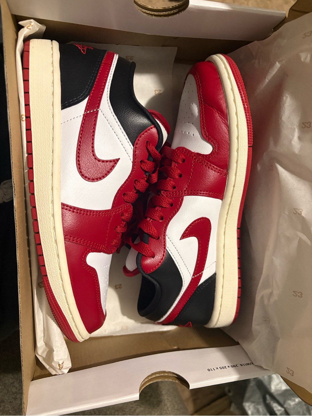 Jordan 1’s women’s Low-Top Sneakers - Red/White/Black